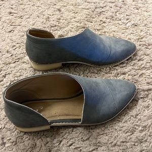 {Journee Collection} Gray cut out flats
